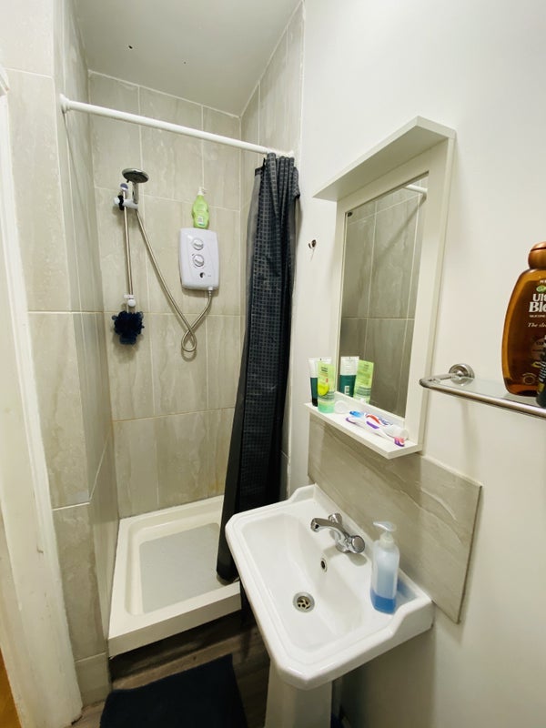 Room Fishponds Road in Bristol