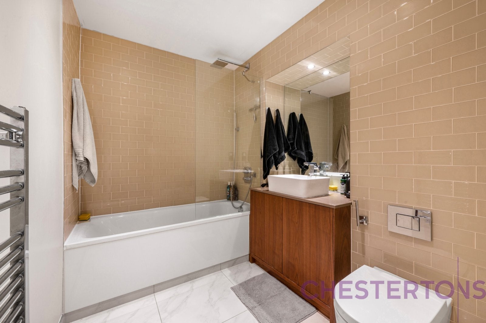 Flat Lincoln Plaza in Greater London