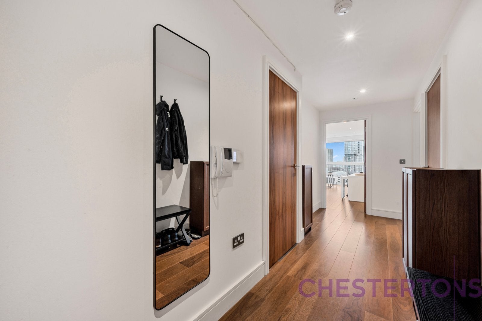 Flat Lincoln Plaza in Greater London