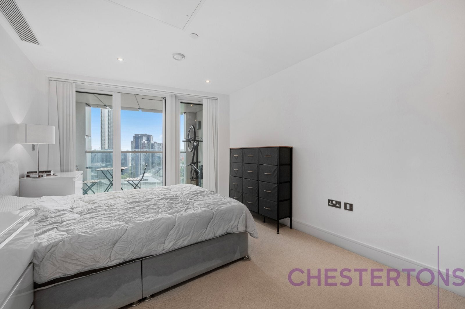 Flat Lincoln Plaza in Greater London