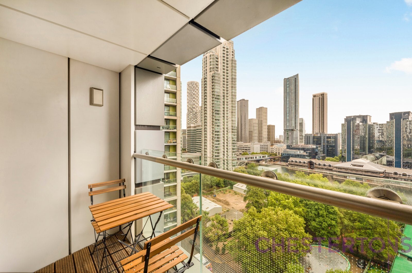 Flat Lincoln Plaza in Greater London