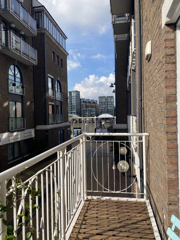 Room Coral Row in Greater London
