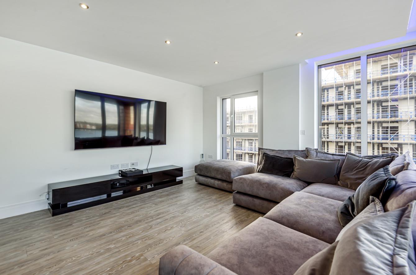 Flat Meridian Way in Southampton