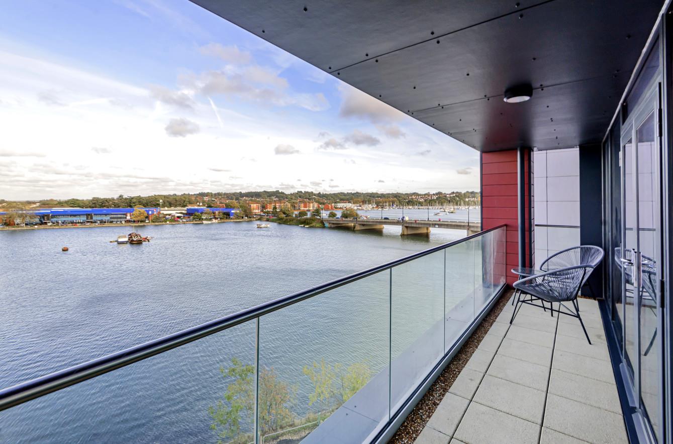 Flat Meridian Way in Southampton