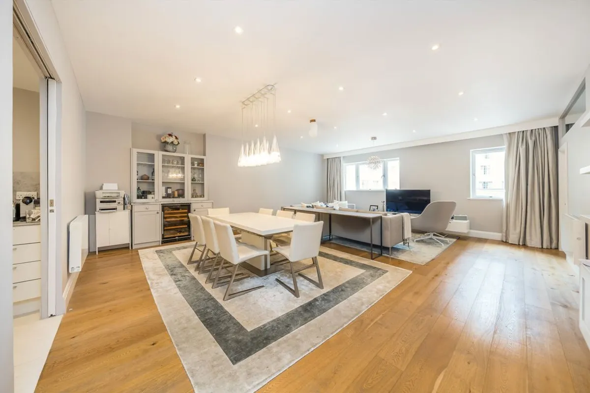 Flat Forum Magnum Square in Greater London