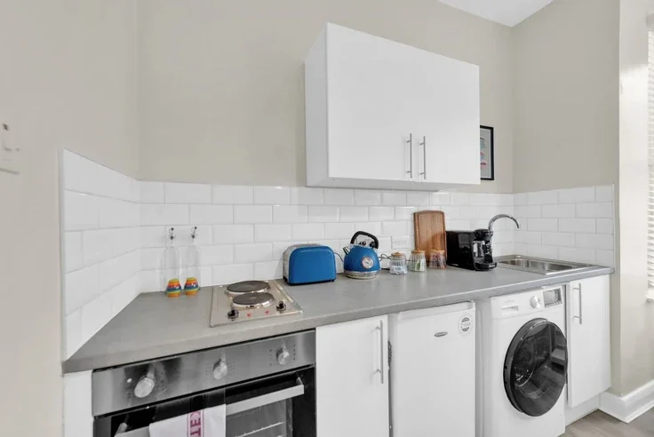 Flat Wightman Road in Greater London