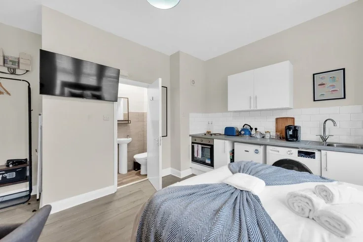 Flat Wightman Road in Greater London