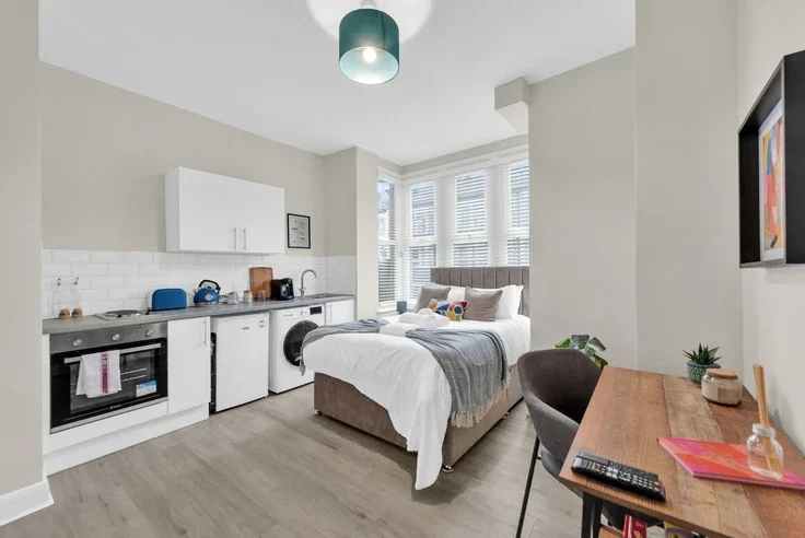 Flat Wightman Road in Greater London
