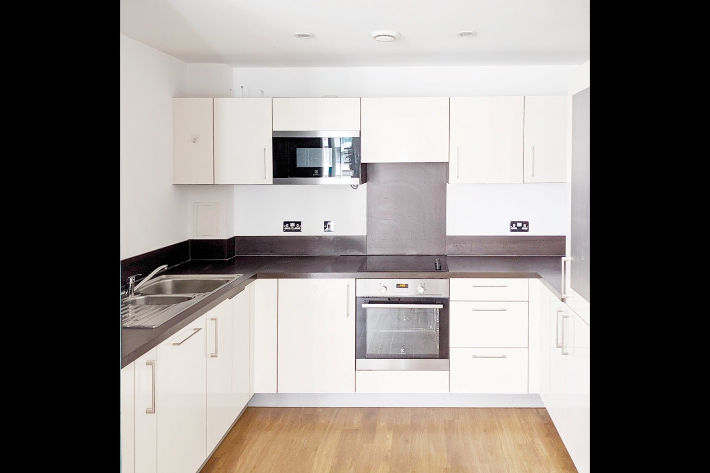 Flat Cornmill Lane in Greater London