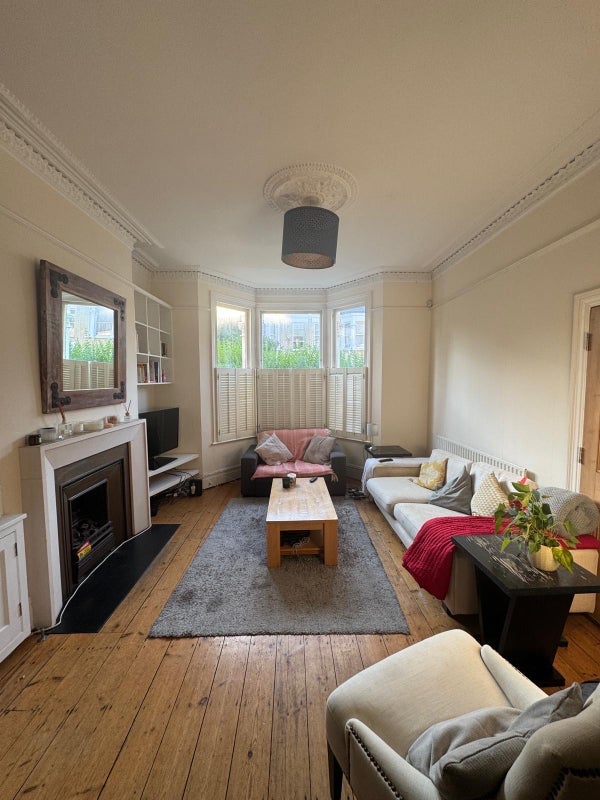 Room Elms Crescent in Greater London