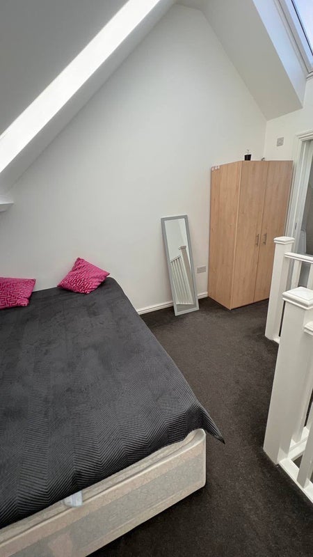 Room Tower Gardens Road in Greater London