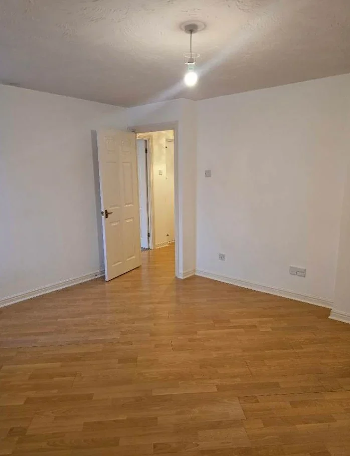 Flat Woodgate Drive in Greater London
