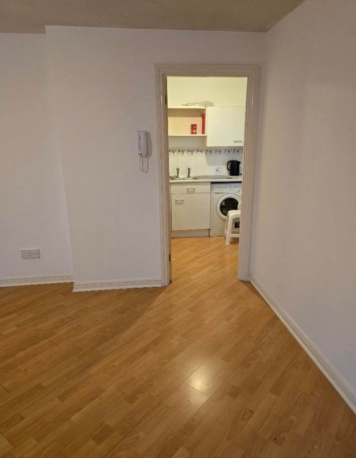 Flat Woodgate Drive in Greater London