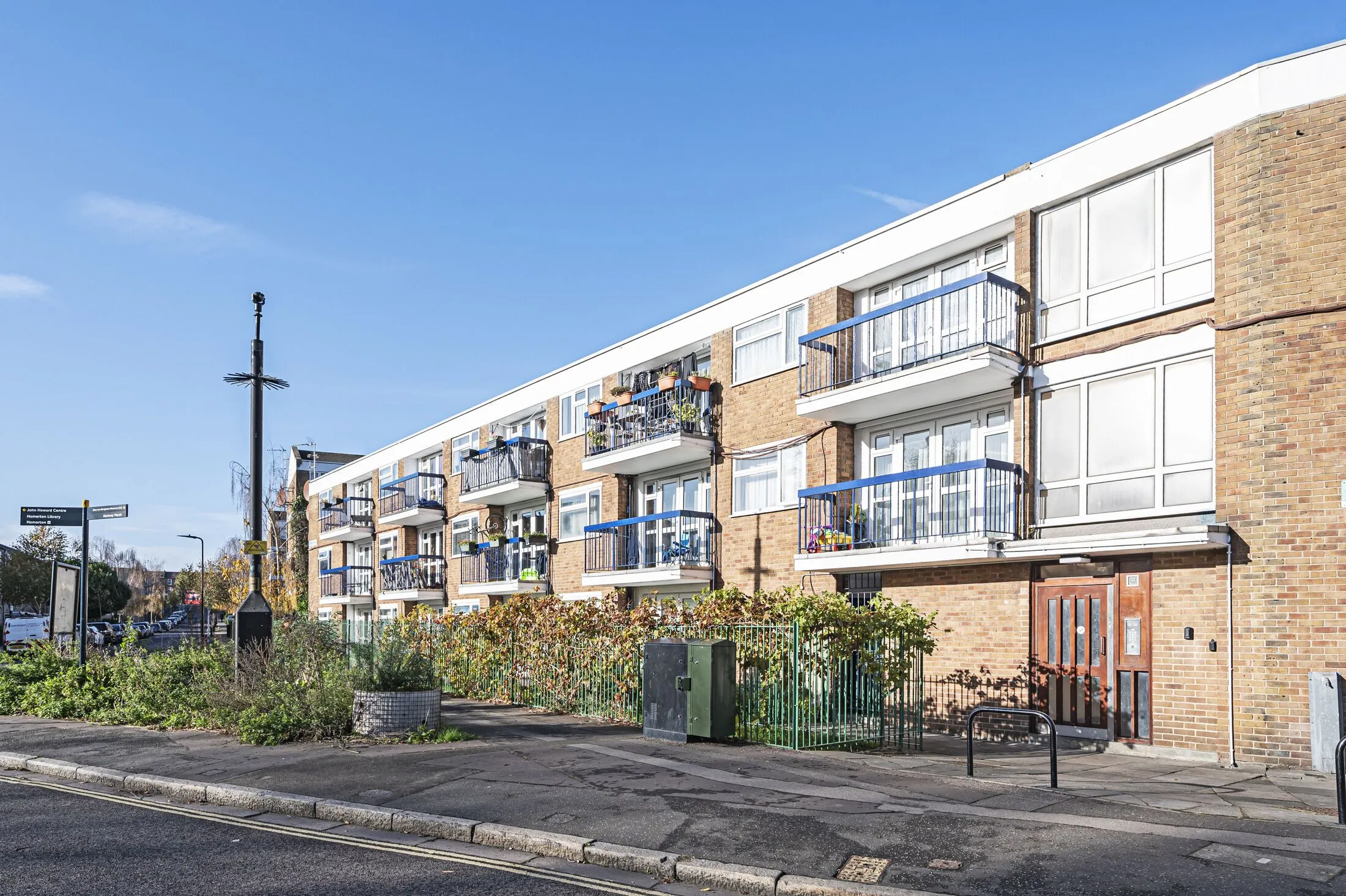 Flat Daubeney Road in Greater London