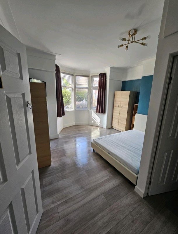 Flat Ewart Grove in Greater London