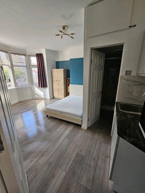 Flat Ewart Grove in Greater London
