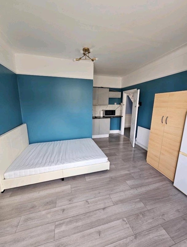 Flat Ewart Grove in Greater London