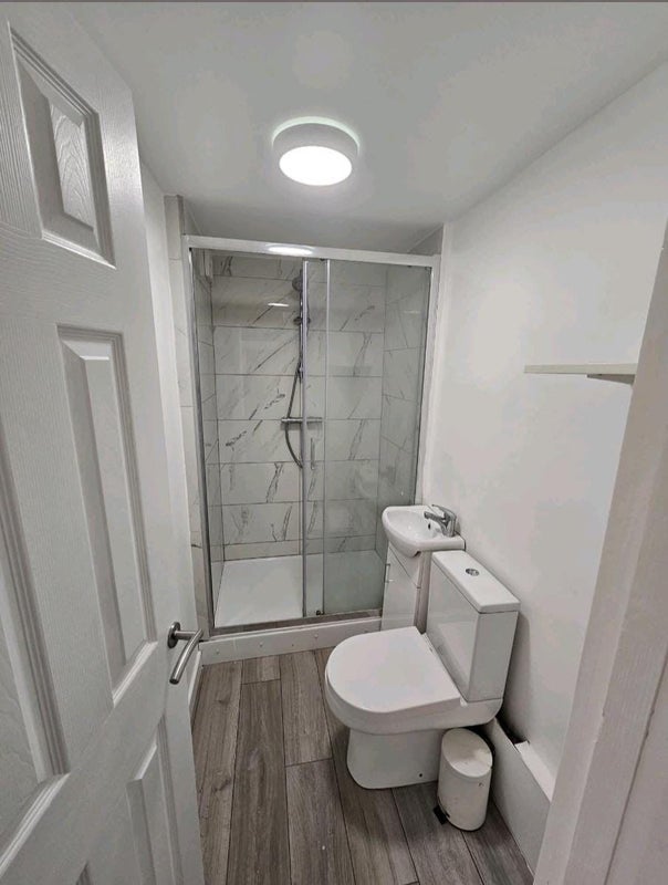 Flat Ewart Grove in Greater London