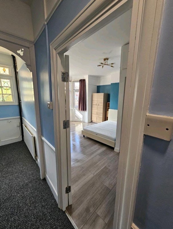Flat Ewart Grove in Greater London