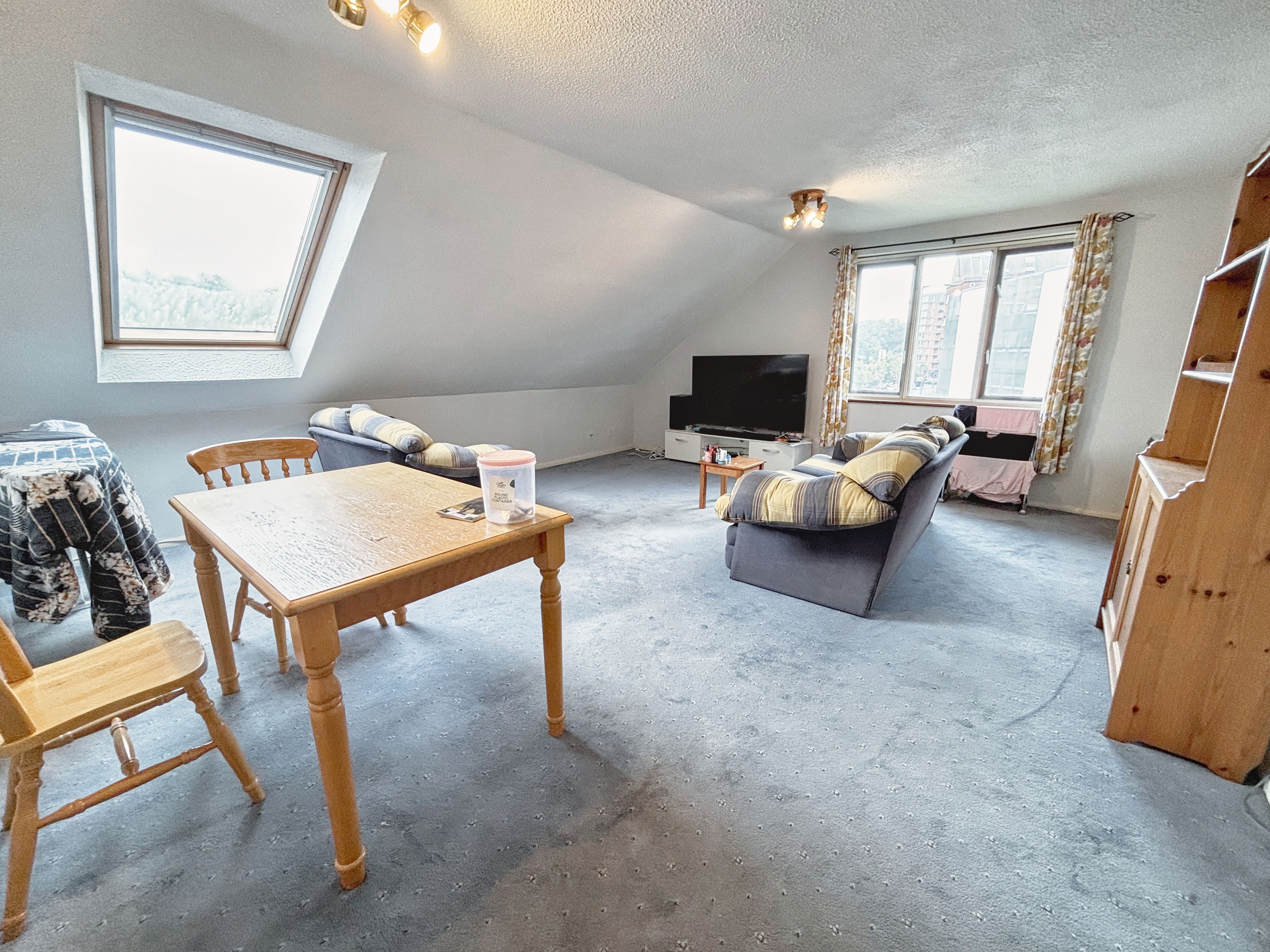 Flat Ladbroke Road in Reigate and Banstead