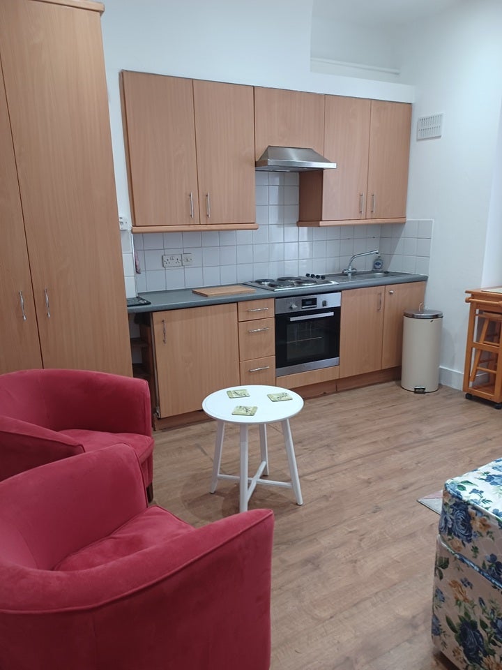 Room Larch Road in Greater London