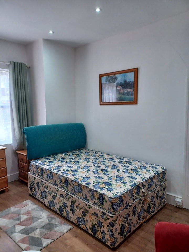 Room Larch Road in Greater London