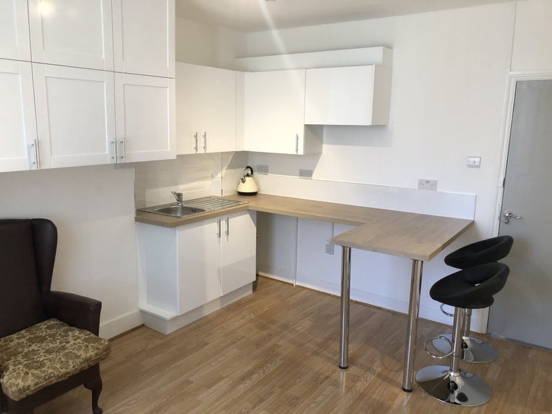 Room Larch Road in Greater London
