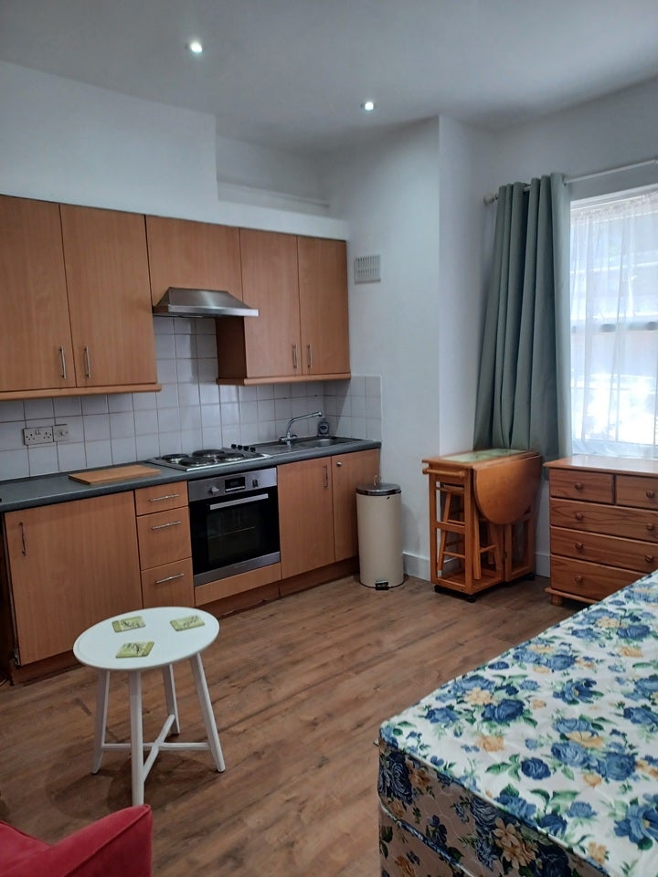 Room Larch Road in Greater London