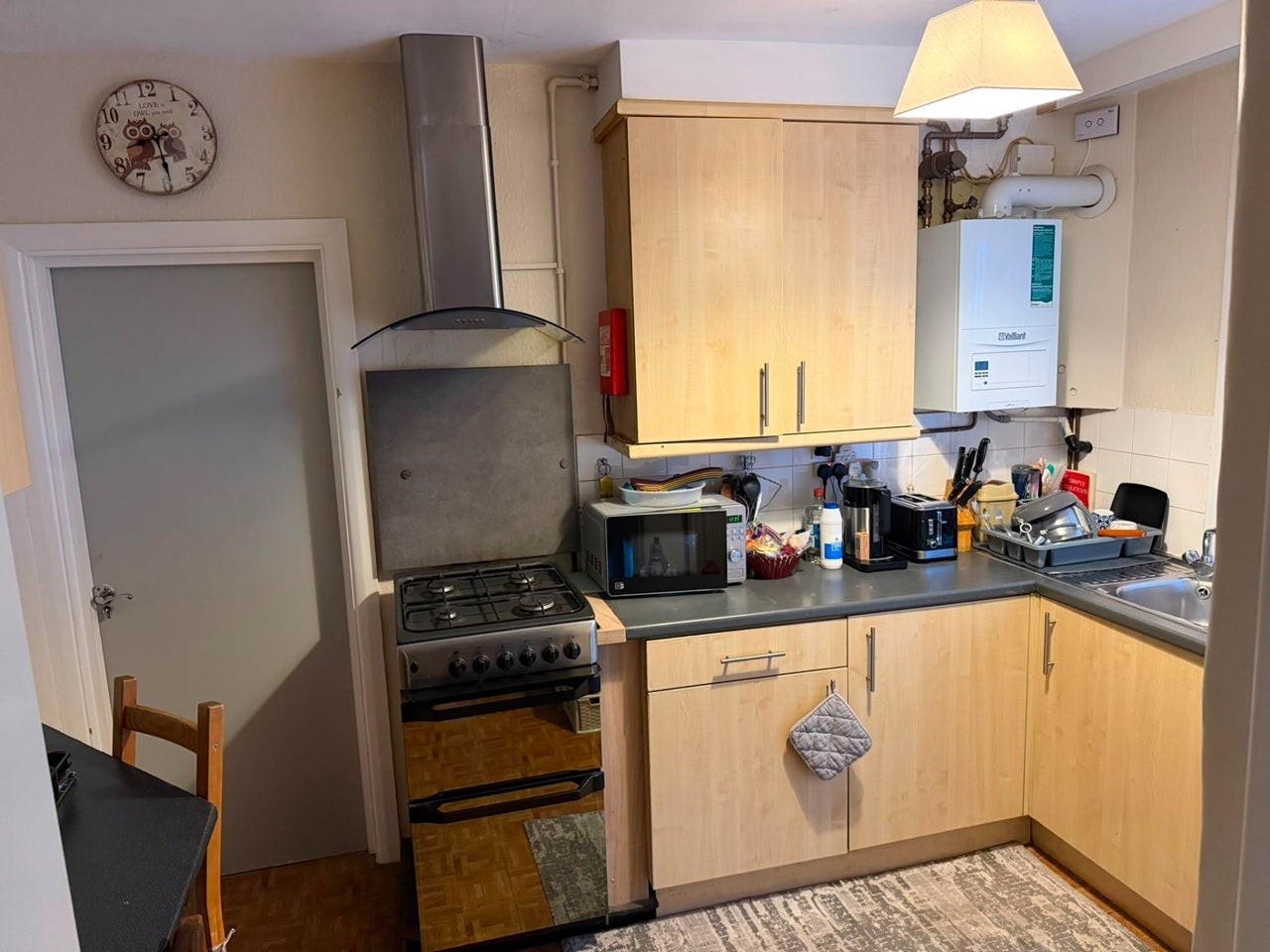 Room Larch Road in Greater London