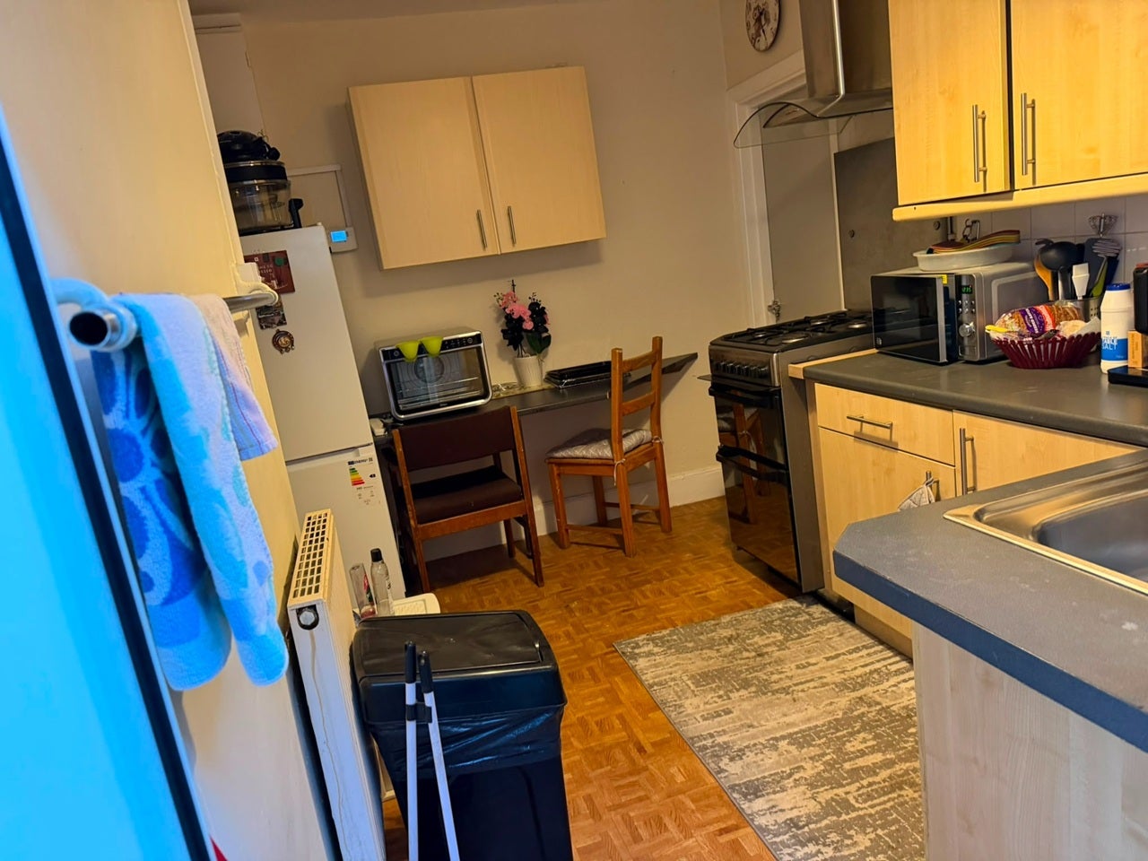 Room Larch Road in Greater London