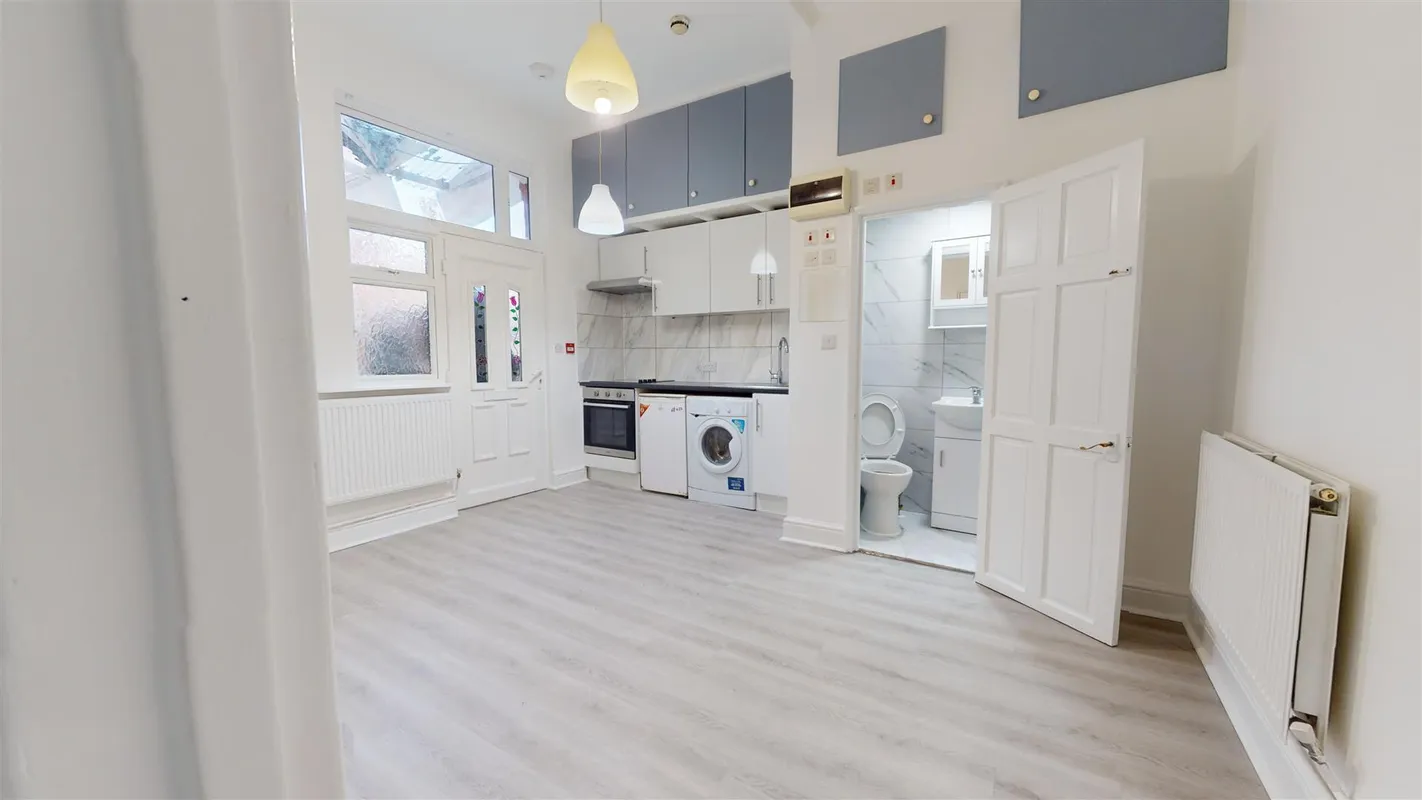 Flat Heathfield Park in Greater London