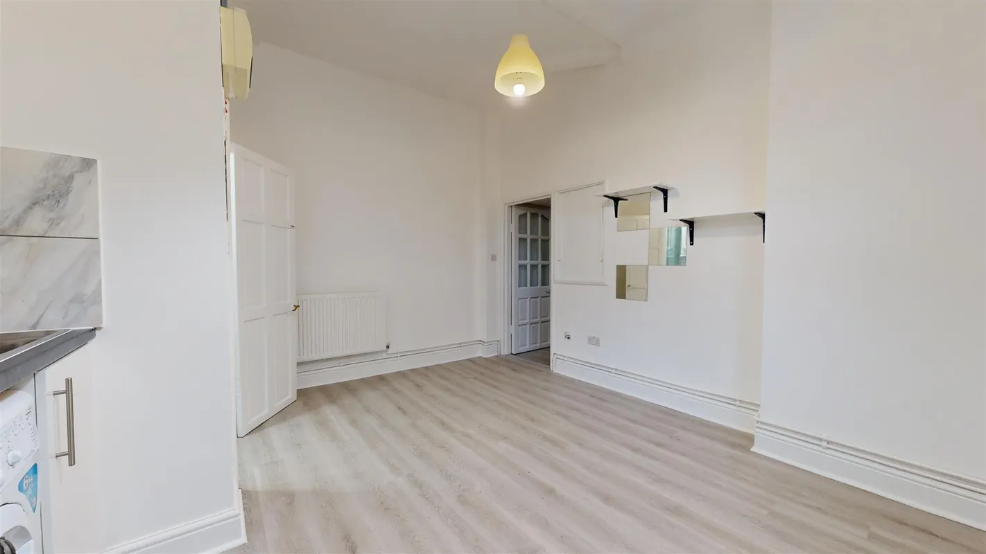 Flat Heathfield Park in Greater London