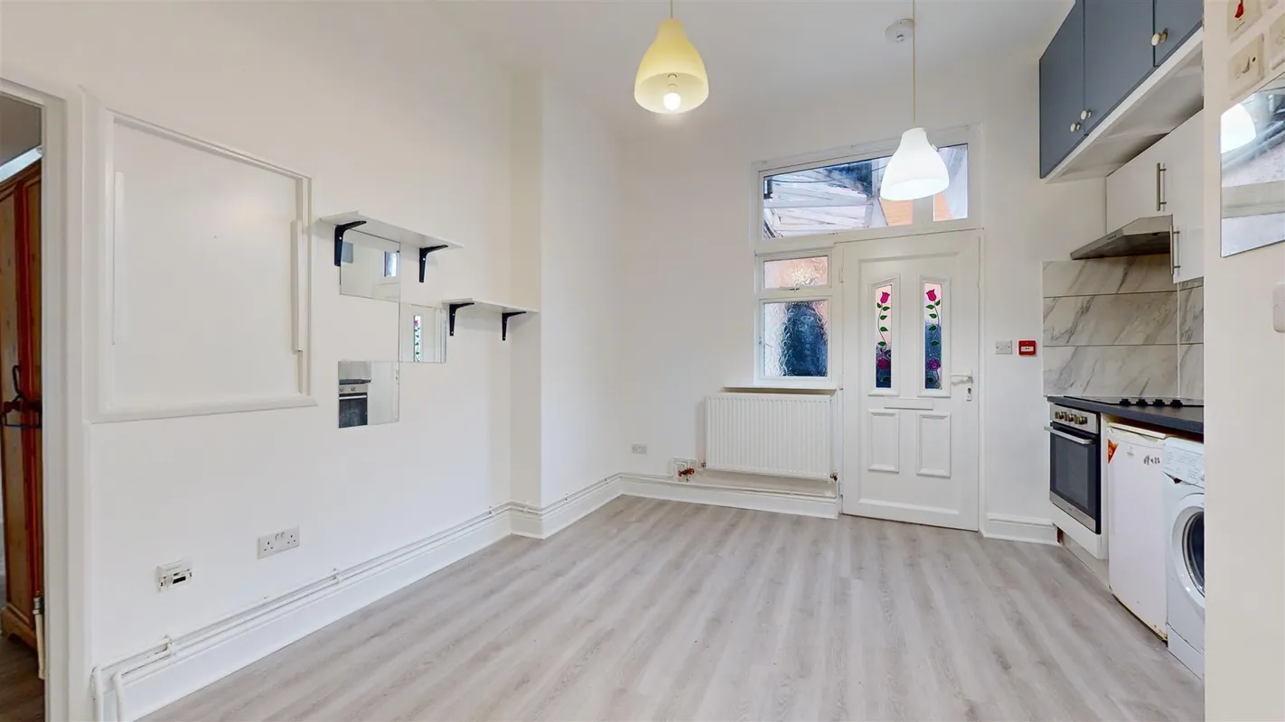 Flat Heathfield Park in Greater London