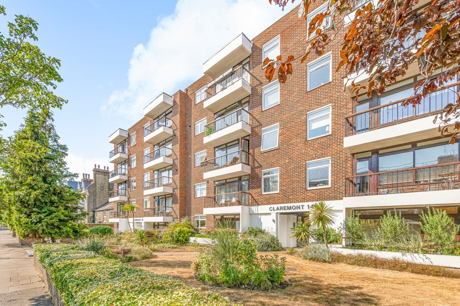 Flat Saint John's Avenue in Greater London
