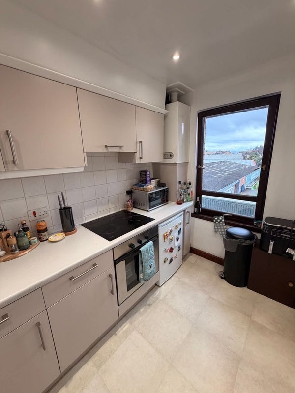 Flat Lymburn Street in Glasgow