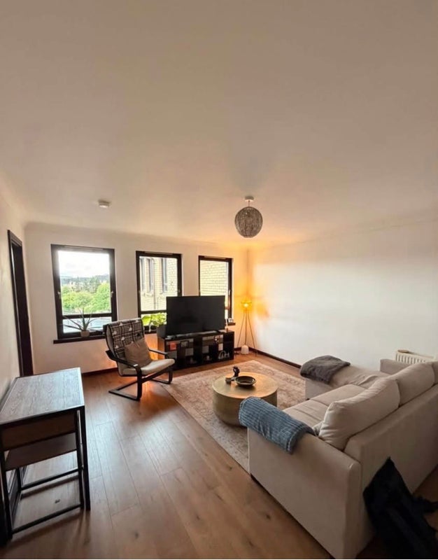Flat Lymburn Street in Glasgow