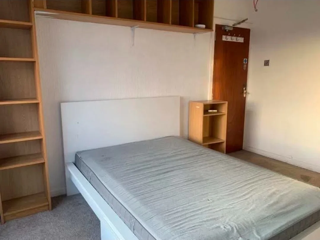 Room Bracewell Avenue in Greater London