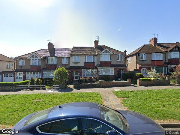 Flat Whitton Avenue West in Greater London