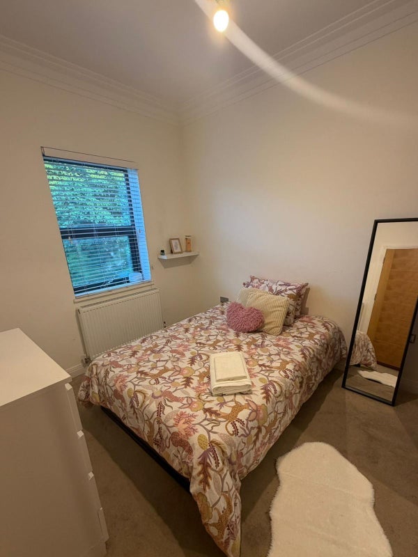 Room Gunnersbury Lane in Greater London