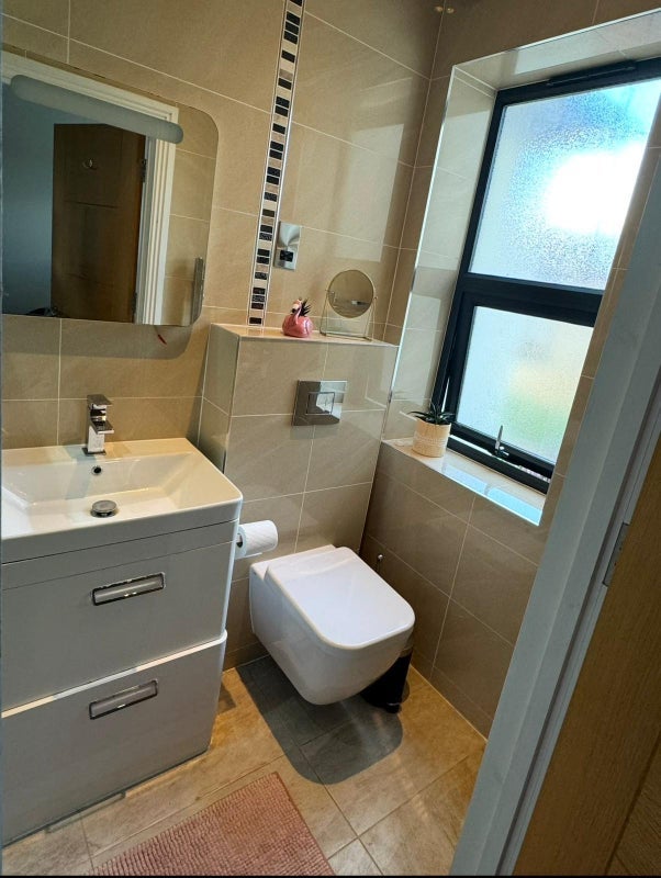 Room Gunnersbury Lane in Greater London