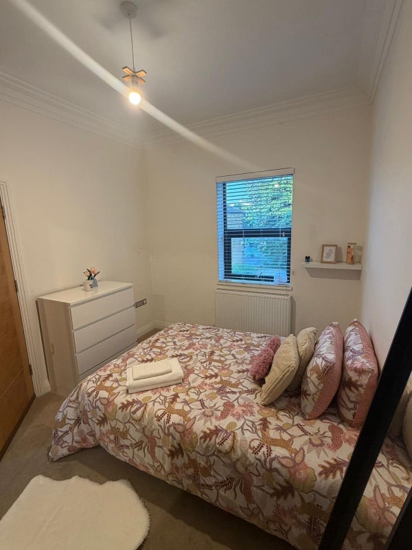 Room Gunnersbury Lane in Greater London