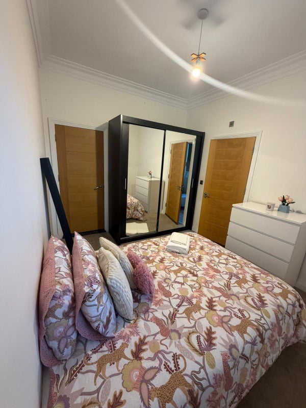 Room Gunnersbury Lane in Greater London