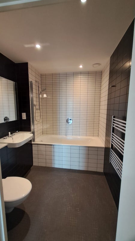 Room Lakeside Way in Greater London