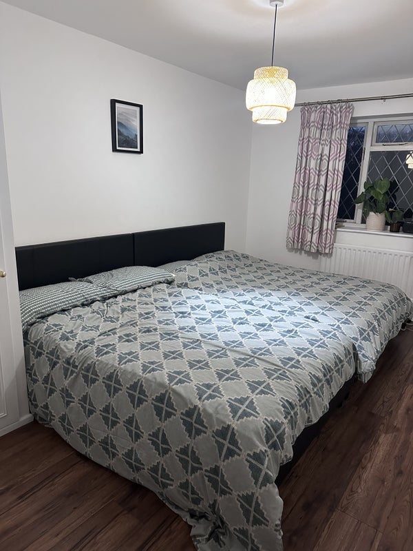 Room Knighton Close in Crawley