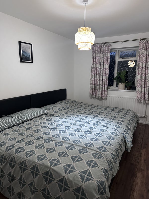 Room Knighton Close in Crawley