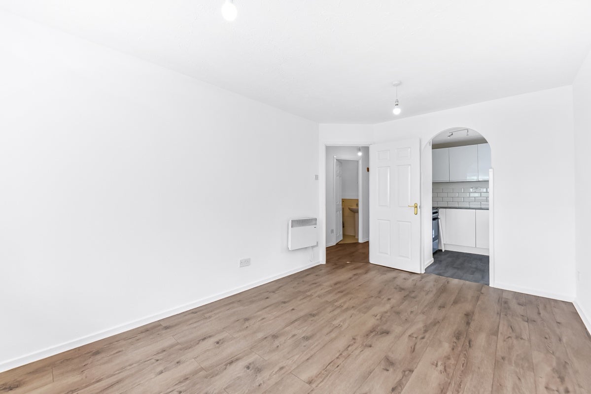 Flat Cook Square in Greater London