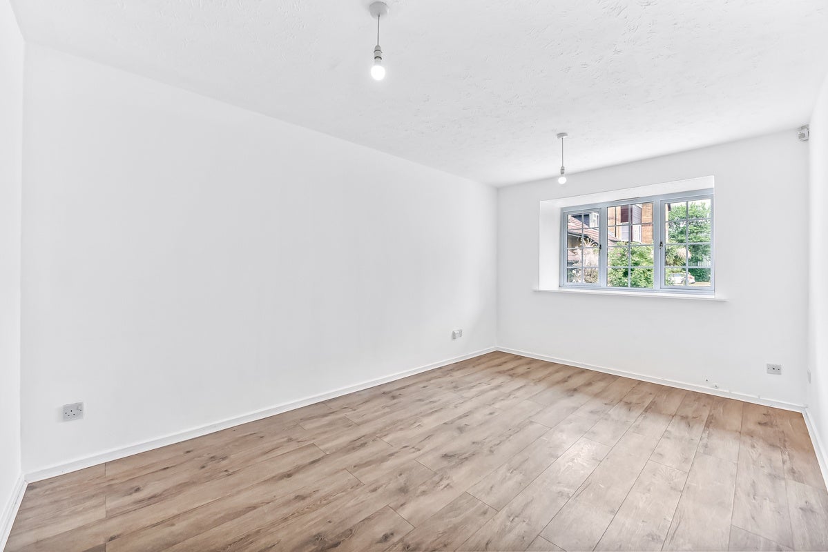 Flat Cook Square in Greater London