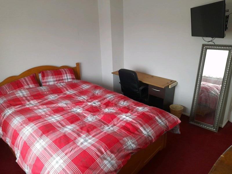 Room Barrington Road in Crawley