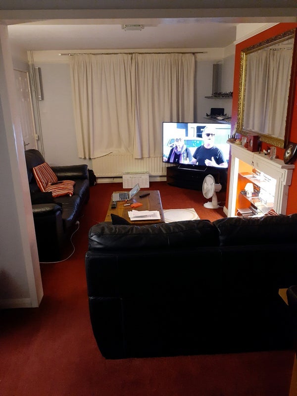 Room Barrington Road in Crawley