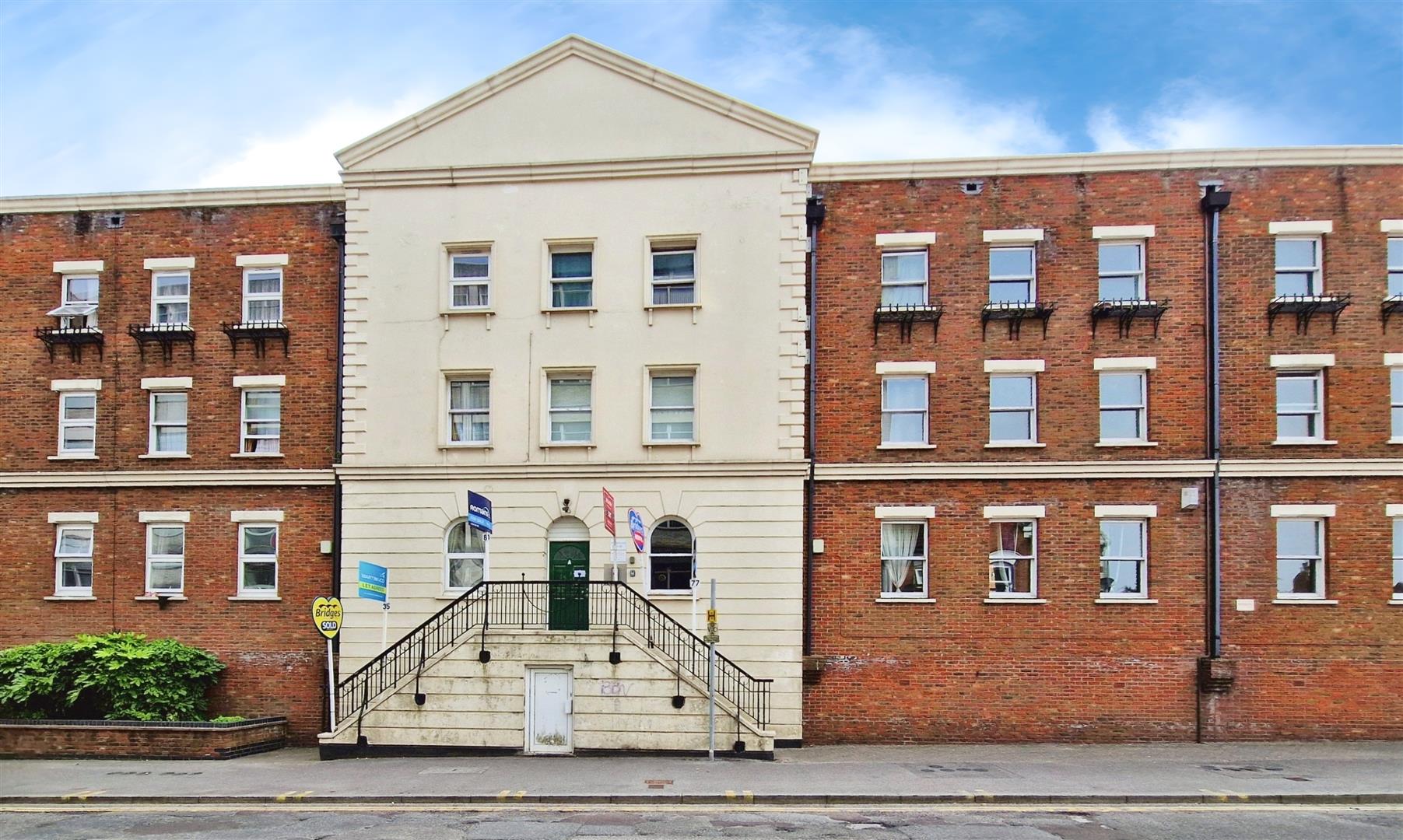 Flat Birchett Road in Rushmoor